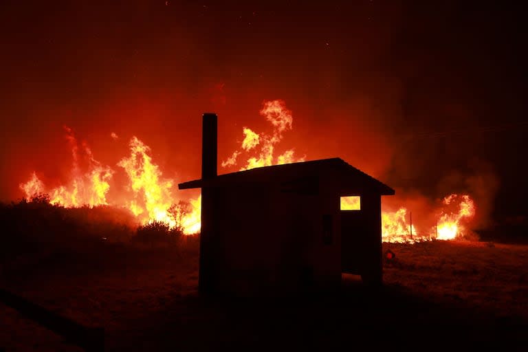 El Post Fire arde a través del Área de Recreación Vehicular Estatal de Hungry Valley en Lebec, California, el 16 de junio de 2024.