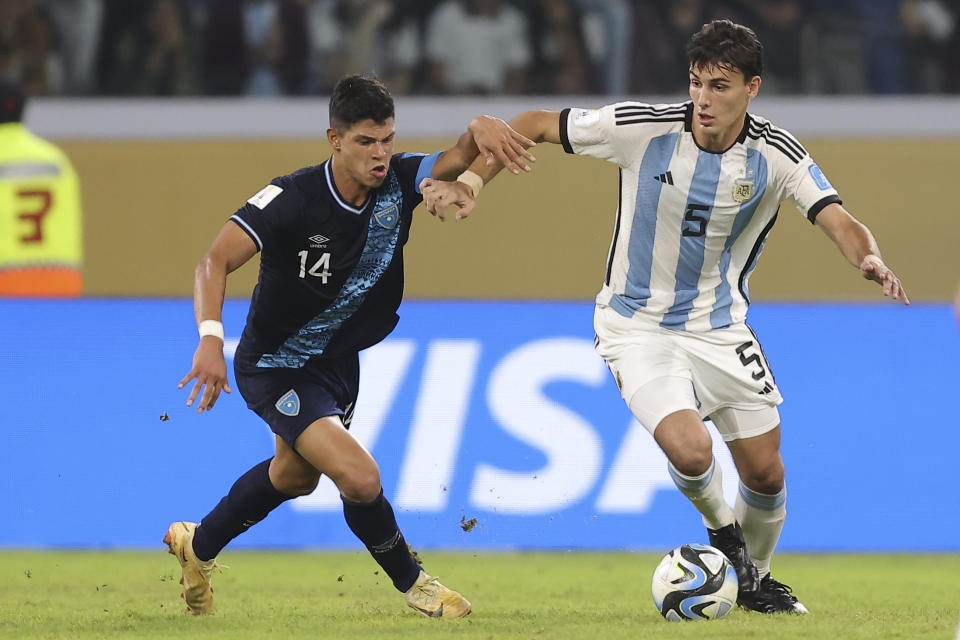 Argentina's Federico Redondo, right, and Guatemala's Jonathan Franco compete for the ball during a FIFA U-20 World Cup Group A soccer match at the Madre De Ciudades stadium in Santiago del Estero, Argentina, Tuesday, May 23, 2023. (AP Photo/Nicolas Aguilera)