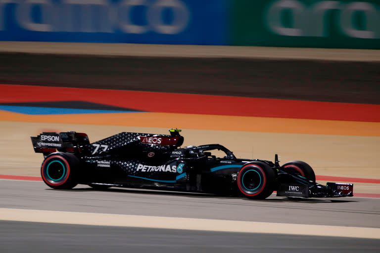 El piloto británico de Mercedes, George Russell, conduce durante la tercera sesión de práctica antes del Gran Premio de Fórmula Uno de Bahréin