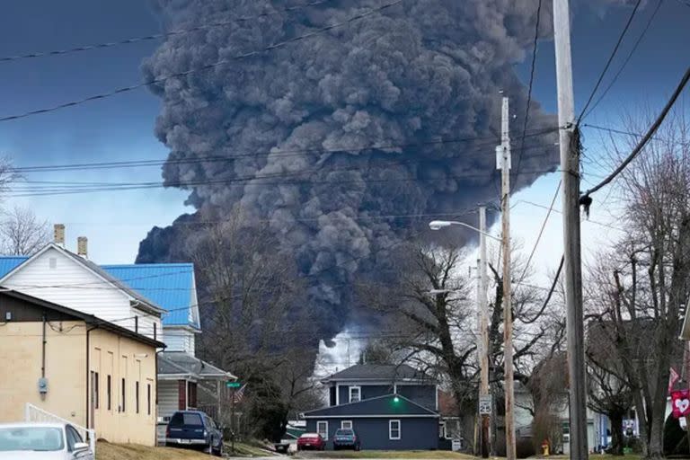 El descarrilamiento y posterior explosión controlada del tren afectó a la población de East Palestine, en Ohio.