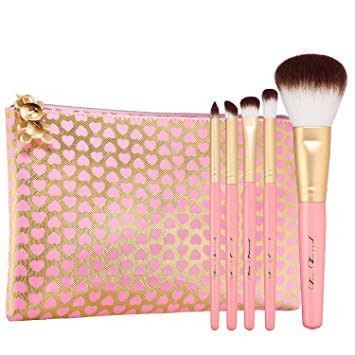 "<a href="https://www.sephora.com/product/teddy-bear-hair-5-piece-brush-set-P384065?skuId=1578129&amp;om_mmc=ppc-GG_870930932_43731894197_327558748548_1578129_204210790793_9073489_c&amp;country_switch=us&amp;lang=en&amp;gclid=CjwKCAiA78XTBRBiEiwAGv7EKte5CwAFKGVUkZFuPm1wWunw9HCfaRZ4LuYzRrU12aUd4vwGtCD6iBoCVCwQAvD_BwE" target="_blank">The synthetic hair makeup brushes</a> were created using Too Faced&rsquo;s luxurious teddy bear hair that feels identical to the soft and silky smooth hair of real animals without the cruelty involved in making traditional animal hair brushes."