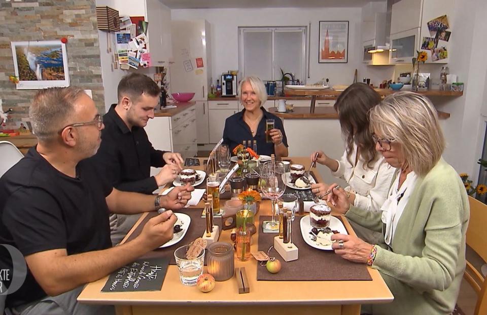 Die Stuttgarter Dinner-Runde stößt mit Kölsch an. (Bild: RTL)