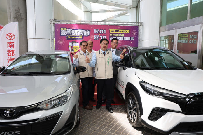 台南購物節第一波先公布兩台豪車大獎。（記者施春瑛攝）