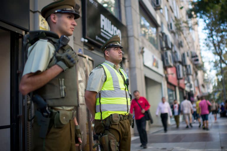 Agentes de policía montan guardia en la Plaza de Armas de Santiago el 29 de marzo de 2023.