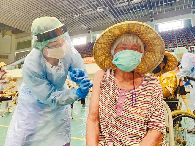 嘉義市15日在嘉義市港坪體育館設快打站，為83歲以上長者接種疫苗，並採用宇美町式施打方式，讓流程快速進行。（呂妍庭攝）