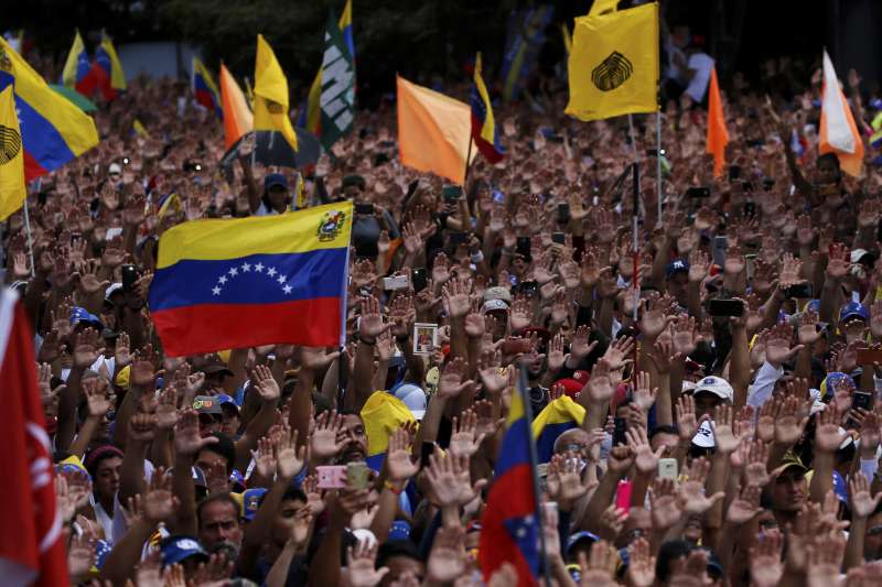 2019年1月23日，委內瑞拉全國代表大會（Asamblea Nacional）主席蓋多（Juan Guaidó）宣誓就任臨坊總統（AP）