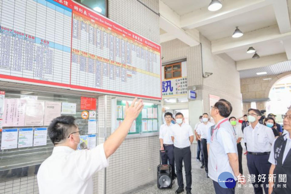 客運業者向張市長及市府團隊說明因應「基北北桃公共運輸定期票」上路之相關工作整備情形。<br /><br />
<br /><br />
