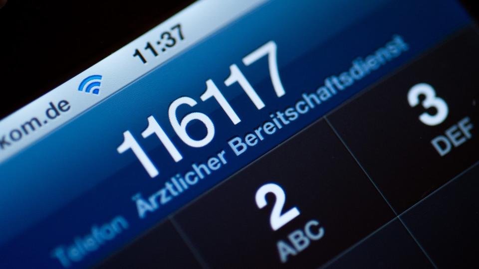 Die Telefonnummer 116117 des ärztlichen Bereitschaftsdienstes. Foto: Patrick Pleul