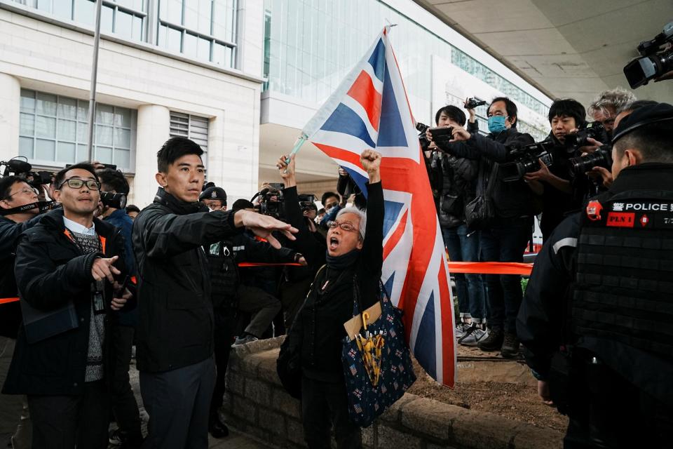 經常現身香港抗爭場合的社運人士「王婆婆」王鳳瑤揮舞英國國旗，聲援有英國籍的黎智英。路透社