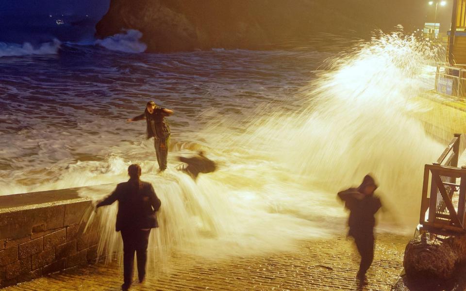 Newquay waves - Robert Taylor / Alamy Live News