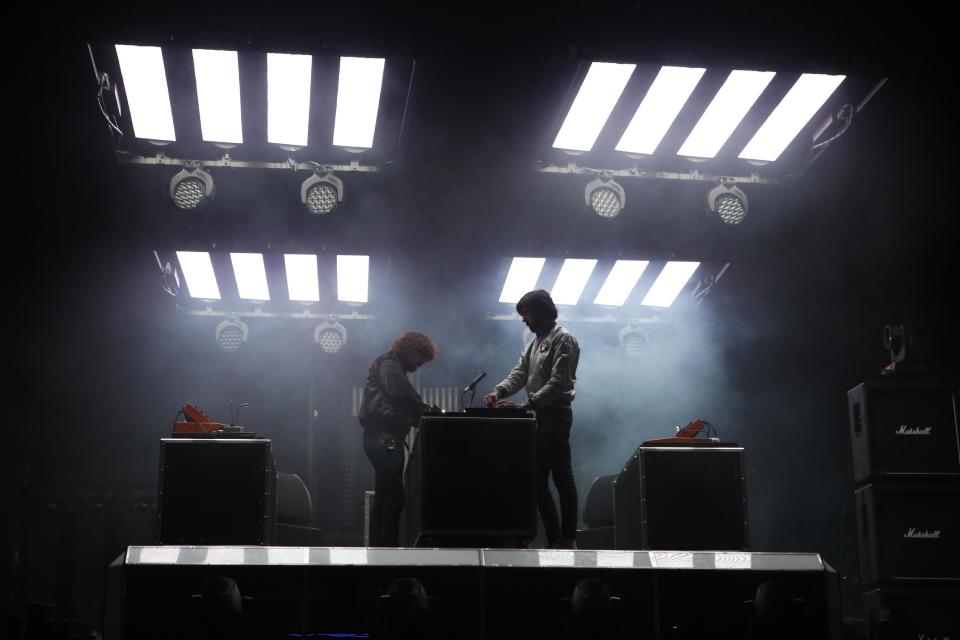 Gaspard Auge, a la izquierda, y Xavier de Rosnay, del dúo francés de música electrónica Justice, cierran el festival Vive Latino, en la Ciudad de México, la madrugada del lunes 20 de marzo del 2017. (AP Foto/Rebecca Blackwell)