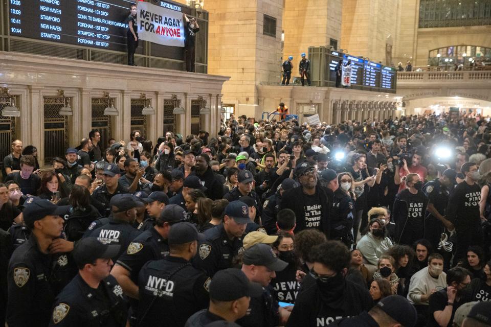 New York Police Department officers arrest protesters at Grand Central Terminal (The Associated Press. All rights reserved)