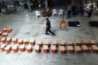 Las urnas yacen en el suelo durante el recuento de votos de la segunda vuelta de las elecciones presidenciales en Montevideo, Uruguay, el martes 26 de noviembre de 2019. El candidato opositor Luis Lacalle Pou, del Partido Nacional, alcanzó el jueves 29 de noviembre de 2019 una ventaja indescontable sobre el oficialista Daniel Martínez en el segundo escrutinio que realiza la Corte Electoral. (AP Foto / Matilde Campodonico)