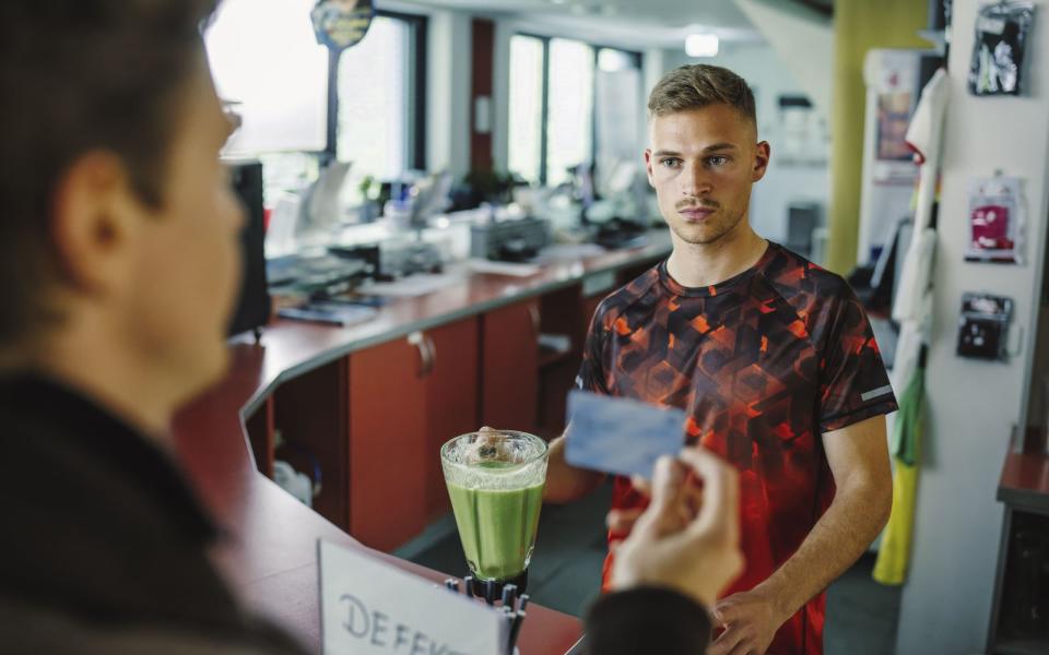 Im "Tatort: Hackl" spielt Joshua Kimmich einen Fitnesstrainer, der von Kalli Hammermann (Ferdinand Hofer) befragt wird. (Bild: BR/Tellux Film GmbH/Hendrik Heiden)