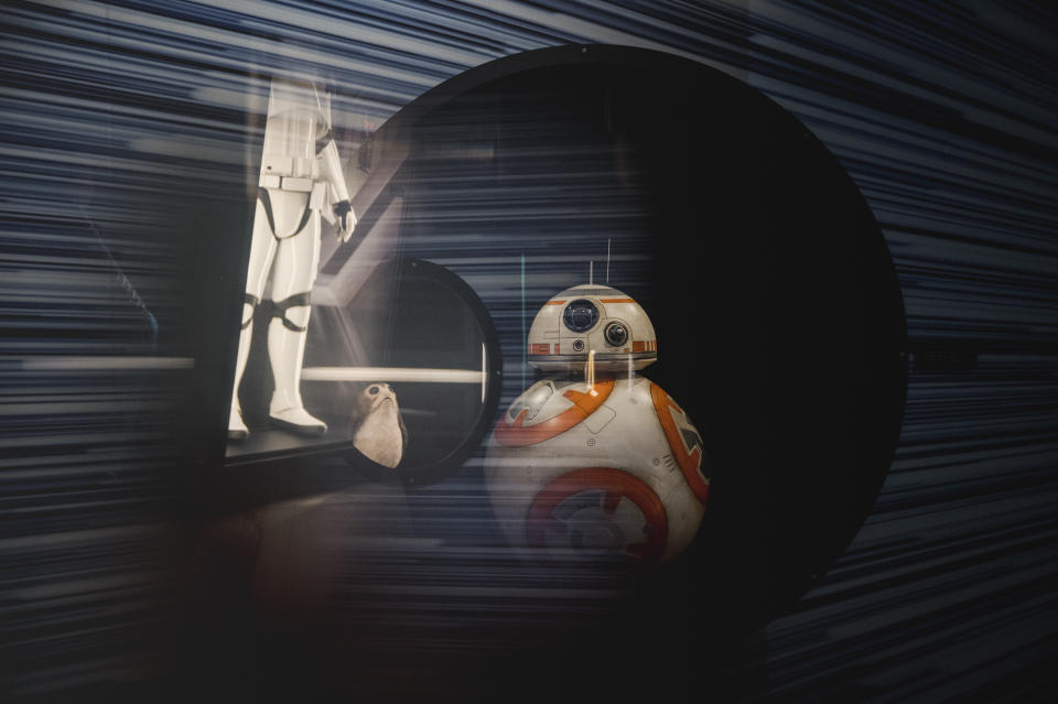 Figura de BB-8 en exhibición con otros artículos de 