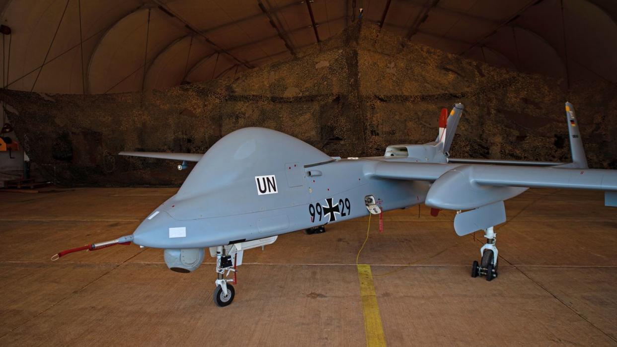 Eine Drohne der Bundeswehr des Typs "Heron" steht in einem Hangar im Lager Camp Castor der MINUSMA-Mission. Deutschland ist nach einer Analyse der Bundeswehr-Denkfabrik GIDS kaum gerüstet gegen die immer komplexer werdende Technik für Angriffe mit Kampfdrohnen. (Zu dpa "Gegen Drohnen unterlegen: Bundeswehr hätte «kaum eine Chance gehabt»")