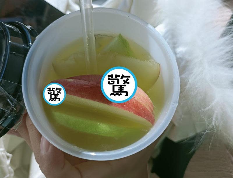 網友日前買了一杯水果茶，沒想到杯子裡面的水果竟殘留「標籤貼紙」。（翻攝自爆廢公社）