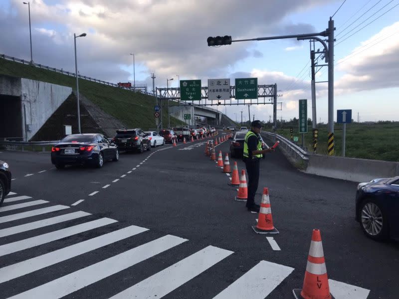 ▲高速公路總局表示，今（17）日國道雙向全天車流量為112百萬車公里，預估國道5號南下路段從上午9點開始就會出現車潮，可能時速將低於40，到了傍晚國道1號及3號也易壅塞。（圖／宜蘭縣警局提供)