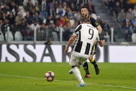 Football Soccer - Juventus v Chievo Verona - Italian Serie A - Juventus Stadium, Turin, Italy - 8/04/17 Juventus' Gonzalo Higuaín shoot and scores second goal. REUTERS/Giorgio Perottino