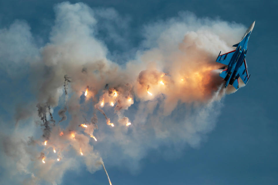 <p>Eine Maschine des Typs Suchoi Su-30 fängt bei einer Flugzeugshow außerhalb von Moskau Feuer. (Bild: REUTERS/Andrey Volkov) </p>