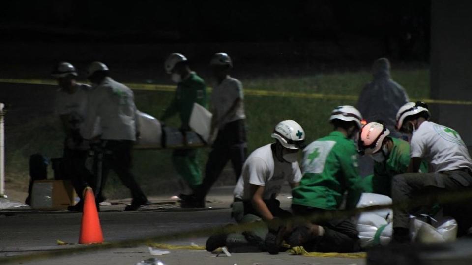 Equipo de rescate asistiendo a personas en las inmediaciones del estadio.