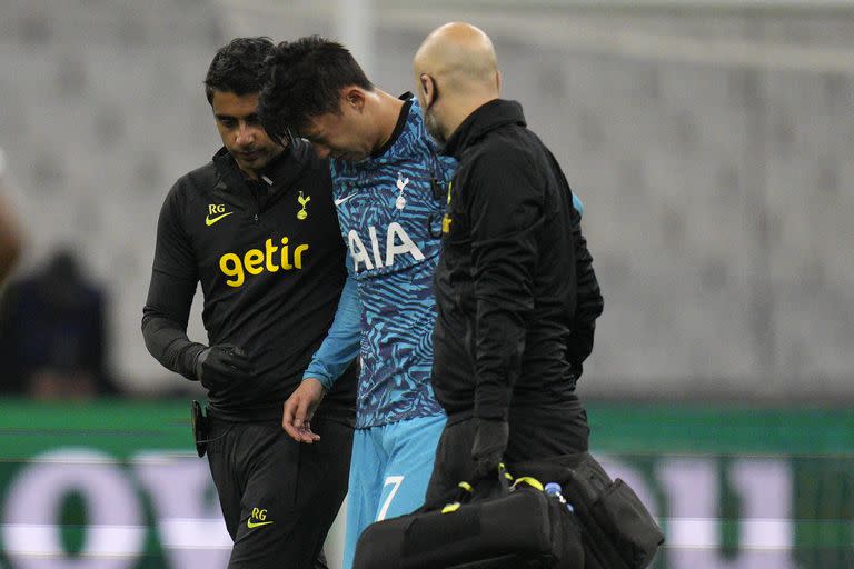 El surcoreano Son Heung-min abandonando la cancha cuando sufrió la lesión en la cara jugando para Tottenham ante el Marsella, en la Liga de Campeones 