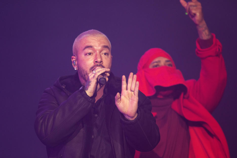 El cantante J Balvin durante su presentación en el festival Coca-Cola Flow Fest en la Ciudad de México el 27 de noviembre de 2022. (Foto AP/Alejandro Godínez)