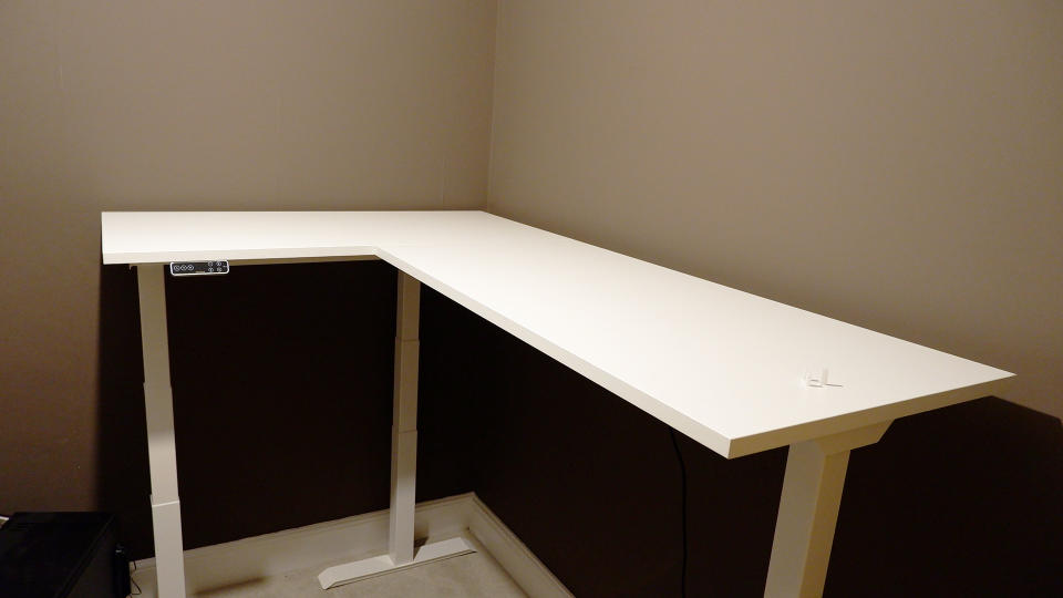 Flexispot E7L desk set-up in an office.