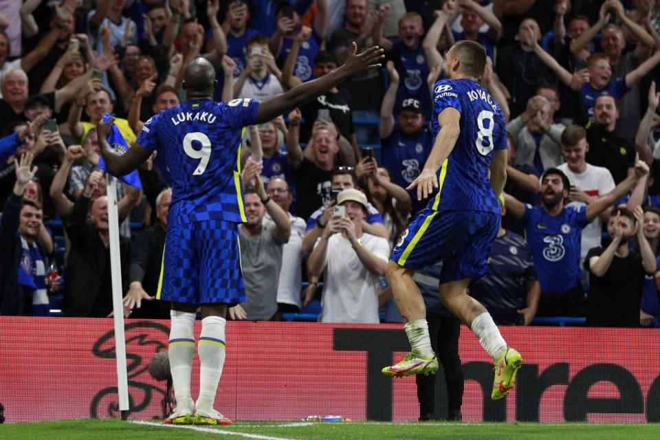 Romelu Lukaku, del Chelsea, festeja tras anotar el tercer gol de su equipo en partido de la Liga Premier contra Aston Villa en el estadio Stamford Bridge, Londres, sábado 11 de setiembre de 2011. (AP Foto/Ian Walton)