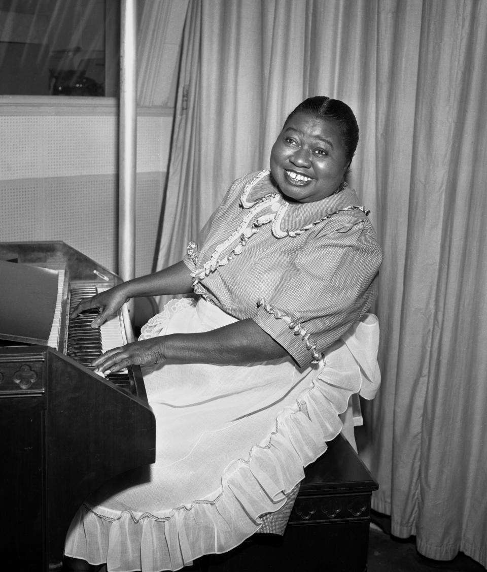 LOS ÁNGELES - 27 DE AGOSTO: The Beulah Show, una comedia de situación de CBS Radio. 27 de agosto de 1948. Hollywood, CA. En la foto aparece Hattie McDaniel (como Beulah). (Foto de CBS a través de Getty Images)