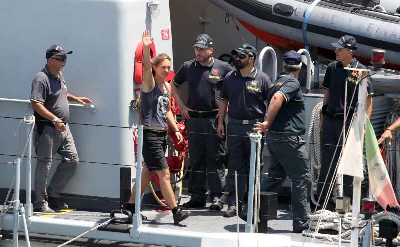 「海上觀察3號」一停進蘭佩杜薩島，薩爾維尼便下令將女船長逮補，並將船扣押。（AP）