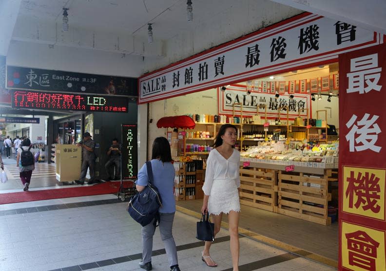 台北市精華東區，據模擬顯示，若降下此類大雨，一小時內排水系統崩潰，鄰近餐廳商家就將淹水入內。陳之俊攝影