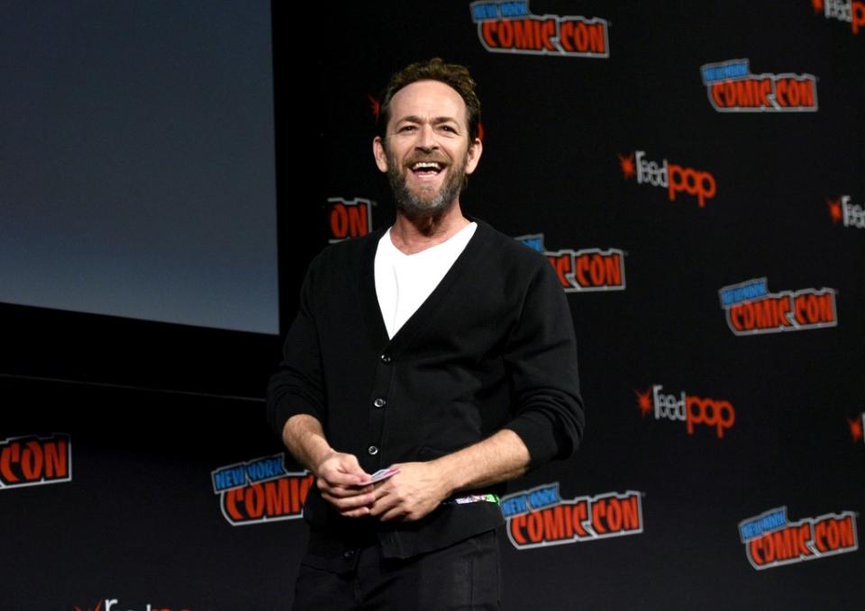 Acteur et producteur américain, Luke Perry était célèbre pour ses rôles de Dylan McKay dans la série culte <em>"Beverly Hills 90210"</em> et de Fred Andrews dans la série Netflix <em>"Riverdale"</em>. <strong>Il est décédé le 4 mars 2019</strong> suite à un accident vasculaire cérébral, à 52 ans.