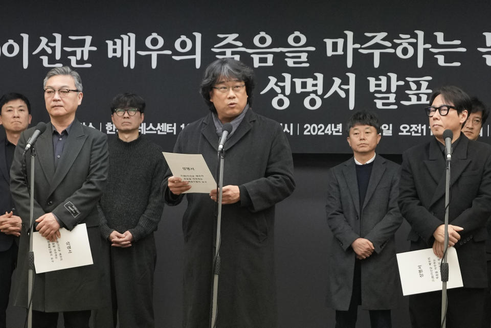 South Korean director Bong Joon-ho, center, speaks during a press conference demanding an investigation into the case for the death of the late actor Lee Sun-kyun in Seoul, South Korea, Friday, Jan. 12, 2024. Lee, a popular South Korean actor best known for his role in the Oscar-winning movie "Parasite," was found dead in a car in Seoul on Dec. 27, 2023, authorities said, after weeks of an intense police investigation into his alleged drug use. (AP Photo/Ahn Young-joon)