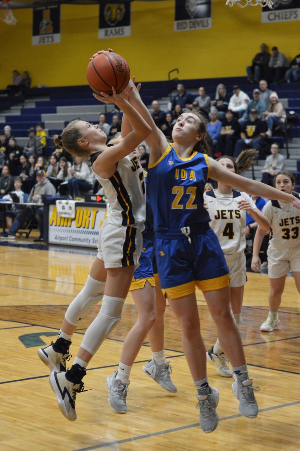 Ida's Mackenzie LaRoy (right) goes up to block a shot by Airport's Olivia Gratz during the Airport Showcase on Thursday, Dec. 29, 2022.