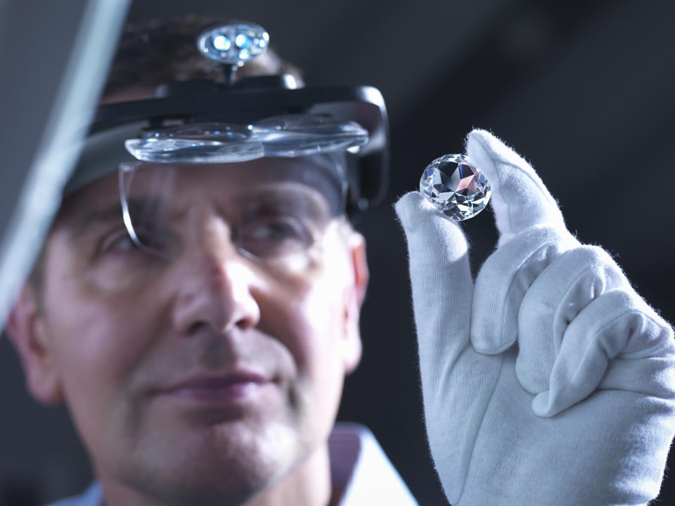 Joyero inspecciona una réplica de un diamante. Getty