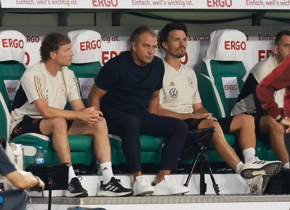 Lange Gesichter auf der Bank: Hansi Flick bei seinem letzten Spiel als deutscher Nationaltrainer im September (Foto: REUTERS/Lisi Niesner)