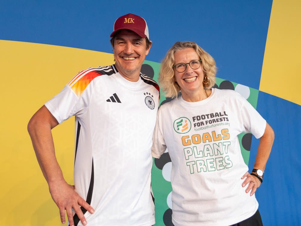 Matze Knop mit Dr. Charlotte Streck, der Gründerin von Football for Forest, auf einer Fan-Veranstaltung im Rahmen der Fußball-EM 2024 in Köln. (Bild: Gillian Hahn)