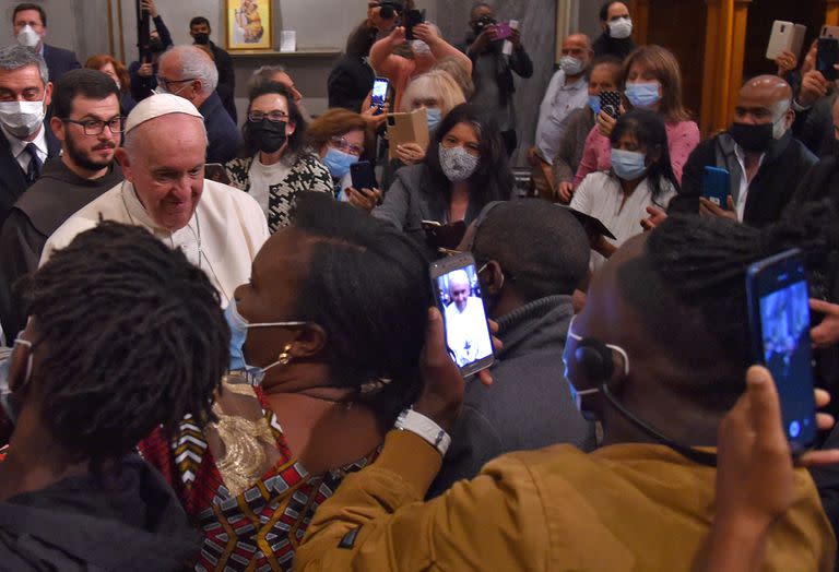 El Papa recibe a migrantes en la iglesia de la Santa Cruz en Nicosia