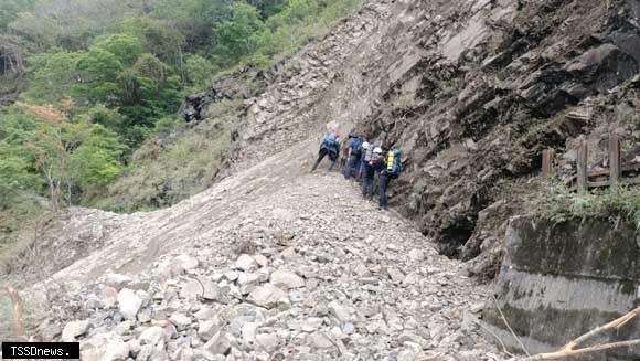 南三段地勢險峻，救援人員冒險通過一點八公里處，示意圖。（圖：南投縣消防局提供）