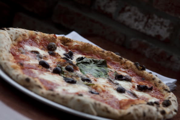 Roma si aggiudica il primato assoluto in termini di prezzo massimo: nella Capitale si può arrivare a spendere fino a 21 euro per mangiare in pizzeria (Getty)