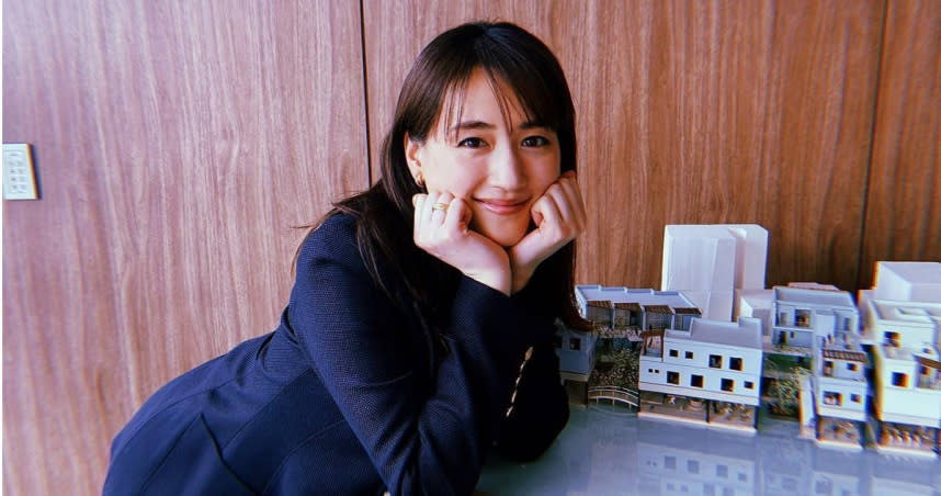 出道20年的綾瀨遙首度飾演律師，她犒賞自己的方式就是吃巧克力。（圖／翻攝《前男友的遺書》IG）