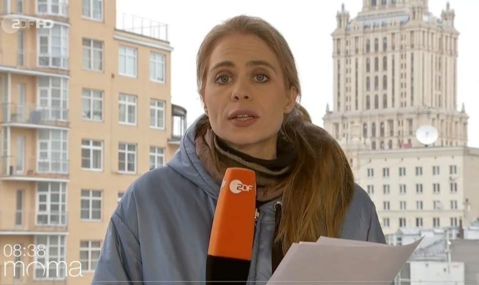 Liveschalte unter größtem Nachrichtendruck: Aus Moskau meldete sich am frühen Donnerstagmorgen immer wieder Anna Feist, ZDF-Korrespondentin in Moskau. (Bild: ZDF / Screenshot)