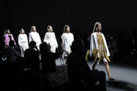 Modelos presentan piezas de la colección primavera-verano 2021 de Simona Marziali durante la Semana de la Moda de Milán en Milán, Italia el miércoles 23 de septiembre de 2020. (Foto AP/Luca Bruno)