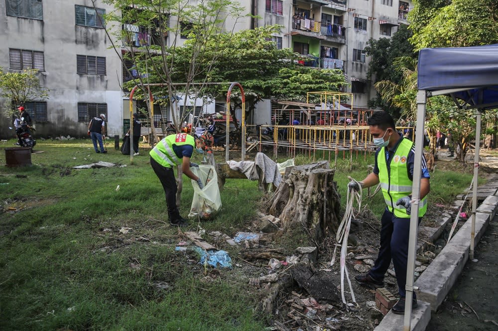 Workers during the Post Flood Mega Cleaning Programme at Taman Sri Muda in Shah Alam January 8, 2022. ― Pictures by Yusof Mat Isa