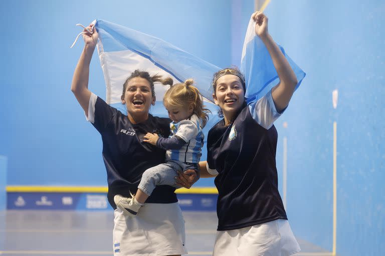 Maria Lis García y Cynthia Pinto, junto con la hija de la primera, Hilaria, en el festejo por el triunfo del trinquete femenino