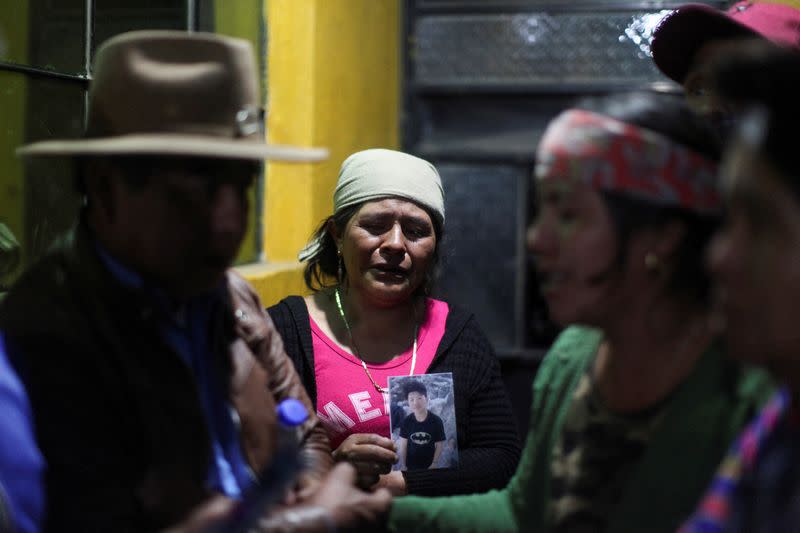 Magdalena Tepaz, madre de Juan Wilmer Tulul Tepaz, de 14 años, quien murió junto con otros migrantes en San Antonio, Texas, EE.U., llora mientras sostiene una foto de su hijo en una casa comunitaria en el pequeño pueblo de Tzucubal, en Nahuala. Guatemala