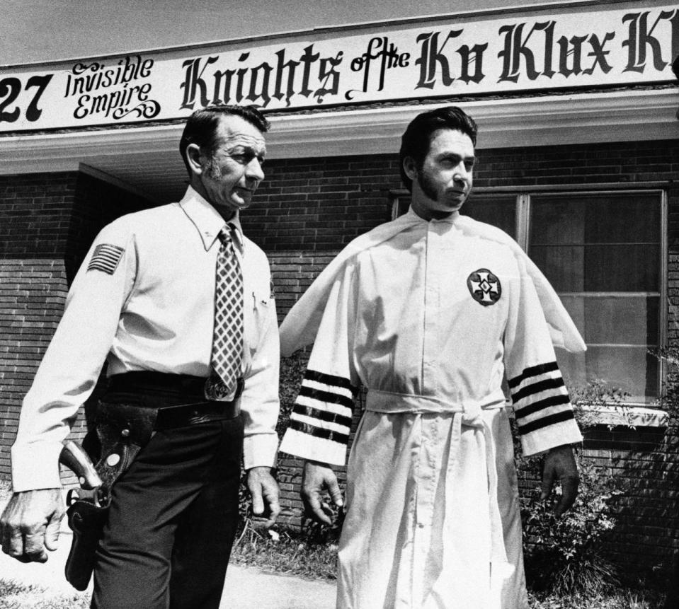 <p>Bill Wilkinson, state grand dragon of the “Invisible Empire Knights of the Ku Klux Klan” and armed body guard Johnny Jones look over the dedication site for a KKK headquarters at Bogalusa, La., April 16, 1976. (Photo: AP) </p>