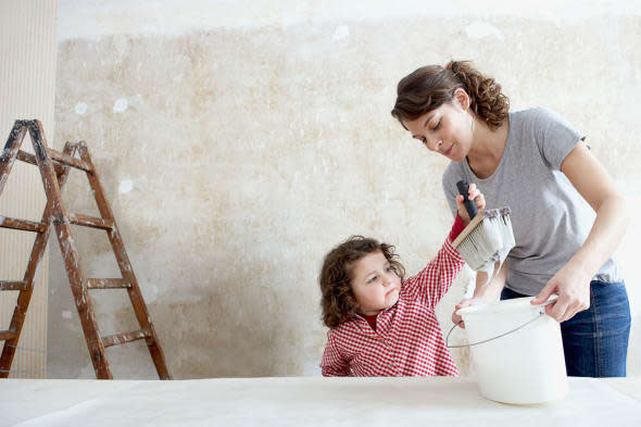 B8JKBC Mother watching daughter use glue brush, diy, do it yourself, diy mom, home decor, painting, home renovation, child, hous