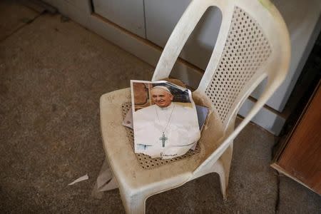 Una imagen del Papa Francisco dentro de una iglesia en el pueblo de Qaraqosh, sur de Mosul, Irak. 12 de abril 2017. Ahora que Estado Islámico ha sido expulsado, los cristianos iraquíes están volviendo poco a poco a la destruida localidad de Bajdida -también conocida como Qaraqosh-, entre la ansiedad por su seguridad y la esperanza de poder vivir en armonía con musulmanes de todas las creencias. REUTERS/Marko Djurica